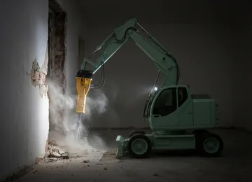 Roboter beim Wandabbruch in einem Innenraum