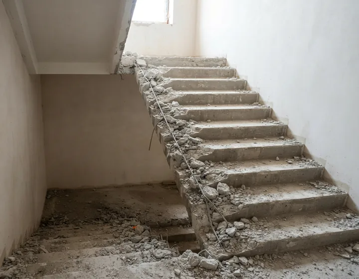 Zur Hälfte abgetragene Betontreppe im Rohbau